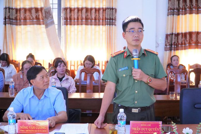Đại diện Công an xã thông tin về phòng, chống lừa đảo trên không gian mạng
