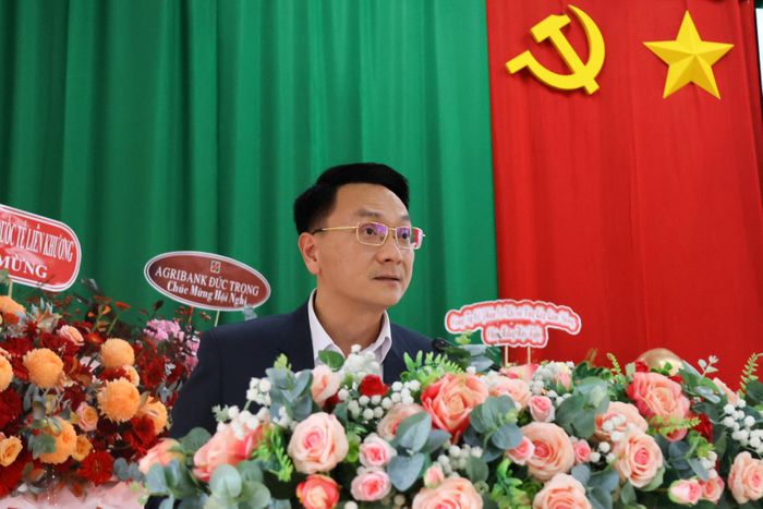 Đồng chí Hoàng Anh Tuấn, Phó Bí thư Thường trực Đảng ủy, Chủ tịch HĐND xã Hiệp Thạnh phát biểu khai mạc hội nghị