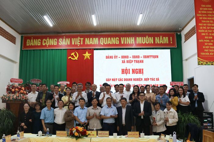 Các đại biểu cùng chụp ảnh lưu niệm