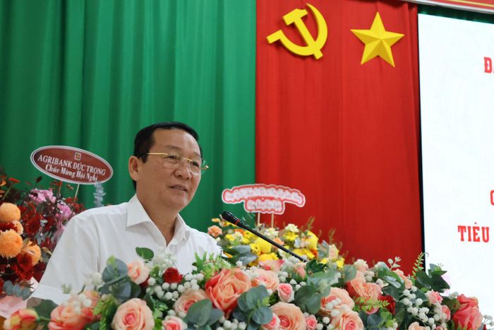 Đồng chí Nguyễn Văn Hoàng, Bí thư Đảng ủy xã Hiệp Thạnh phát biểu tại hội nghị