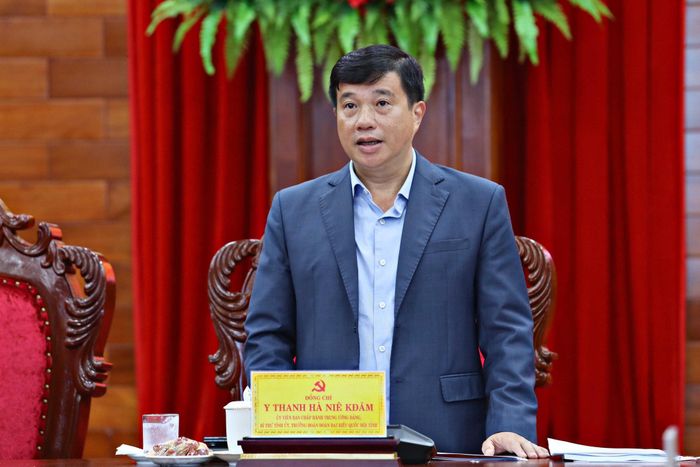 Đồng chí Y Thanh Hà Niê Kđăm, Ủy viên Ban Chấp hành Trung ương Đảng, Bí thư Tỉnh ủy, Trưởng Đoàn ĐBQH tỉnh Lâm Đồng phát biểu mở đầu buổi làm việc