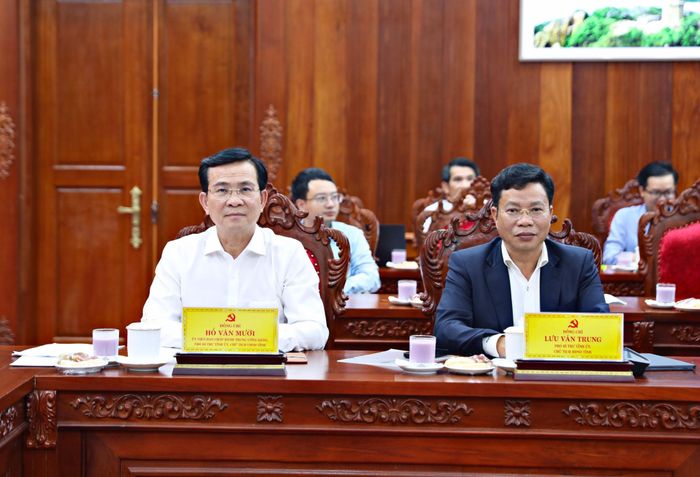 Các đồng chí: Hồ Văn Mười, Ủy viên Ban Chấp hành Trung ương Đảng, Phó Bí thư Tỉnh ủy, Chủ tịch UBND tỉnh Lâm Đồng; Lưu Văn Trung, Phó Bí thư Tỉnh ủy, Chủ tịch HĐND tỉnh Lâm Đồng tham dự hội nghị