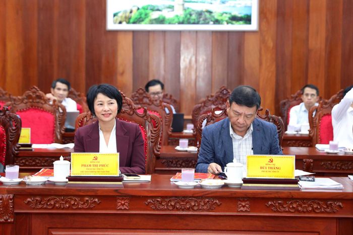 Các đồng chí: Phạm Thị Phúc, Phó Bí thư Tỉnh ủy, Chủ tịch Ủy ban MTTQ Việt Nam tỉnh Lâm Đồng; Bùi Thắng, Phó Bí thư Tỉnh ủy Lâm Đồng tham dự hội nghị