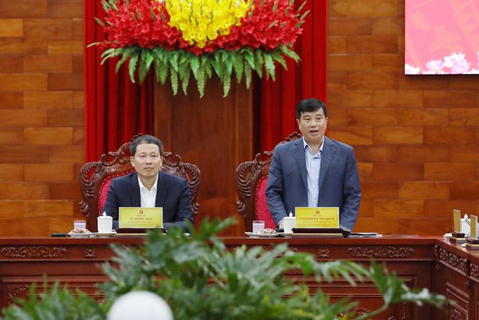 Các đồng chí: Y Thanh Hà Niê Kđăm, Ủy viên Ban Chấp hành Trung ương Đảng, Bí thư Tỉnh ủy, Trưởng Đoàn ĐBQH tỉnh Lâm Đồng; Vũ Hồng Văn, Ủy viên Ban Chấp hành Trung ương Đảng, Bí thư Thành ủy, Trưởng Đoàn ĐBQH TP Đồng Nai đồng chủ trì buổi làm việc