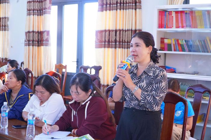 Hội viên phụ nữ phát biểu ý kiến tại buổi đối thoại