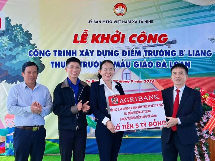 Ông Nguyễn Hữu Phụng - Phó Giám đốc Ngân hàng Agribank Chi nhánh Lâm Đồng II, đại diện đơn vị hỗ trợ, trao kinh phí 5 tỷ đồng xây dựng điểm trường B’Liang.