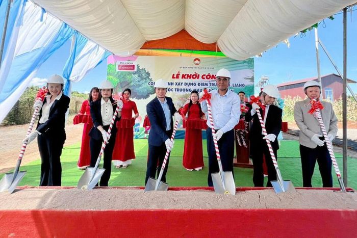 Các đại biểu thực hiện nghi thức động thổ khởi công công trình