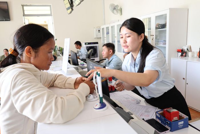 Cán bộ, công chức Trung tâm Phục vụ hành chính công xã Đam Rông 3 nâng cao chất lượng phục vụ người dân
