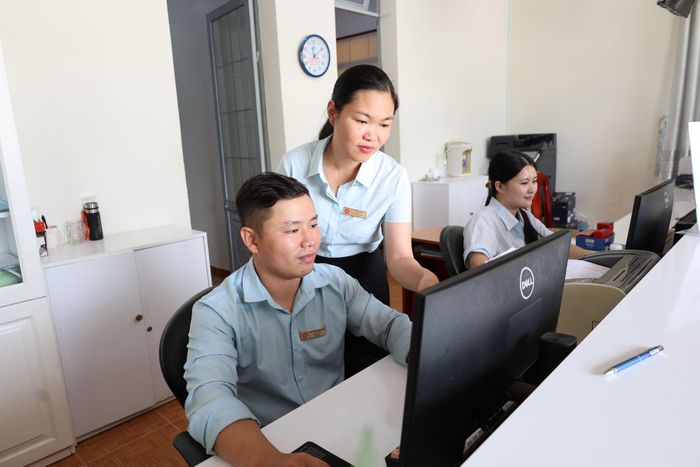 Chị Nguyễn Thị Thanh Hà, Giám đốc Trung tâm Phục vụ hành chính công xã Đam Rông 3 hướng dẫn công chức trung tâm triển khai các thủ tục hành chính