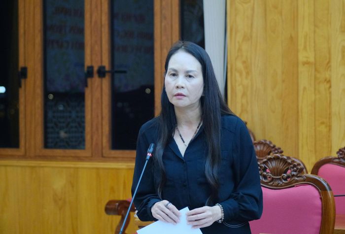 Phó Giám đốc Sở Văn hóa, Thể thao và Du lịch Nguyễn Thị Bích Ngọc báo cáo về hồ sơ, di tích xếp hạng của Lâm Đồng