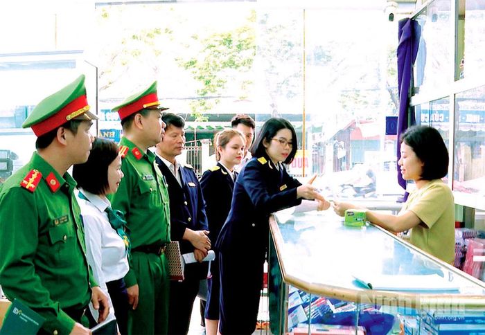Phòng Cảnh sát Kinh tế (Công an tỉnh) phối hợp với Thuế Cơ sở 1 tuyên truyền, hướng dẫn về chính sách thuế cho hộ kinh doanh trên địa bàn phường Hoa Lư.
