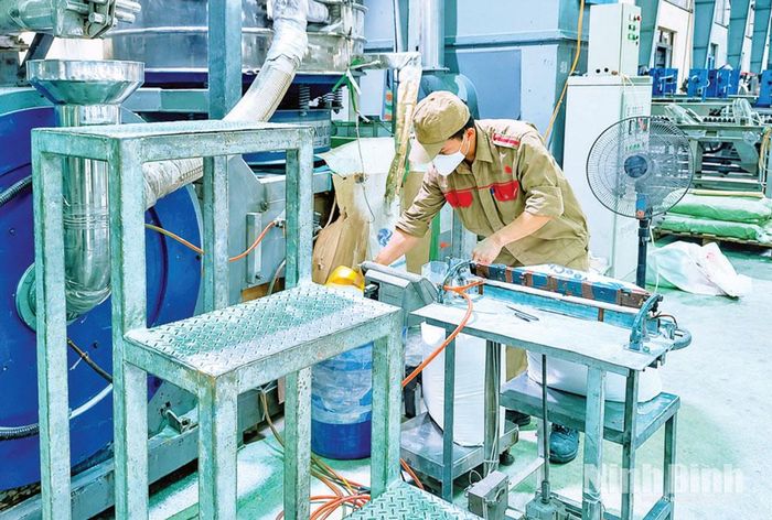 Sản xuất hạt nhựa tại Công ty Cổ phần nhựa châu Âu (KCN Đồng Văn II, phường Đồng Văn).
