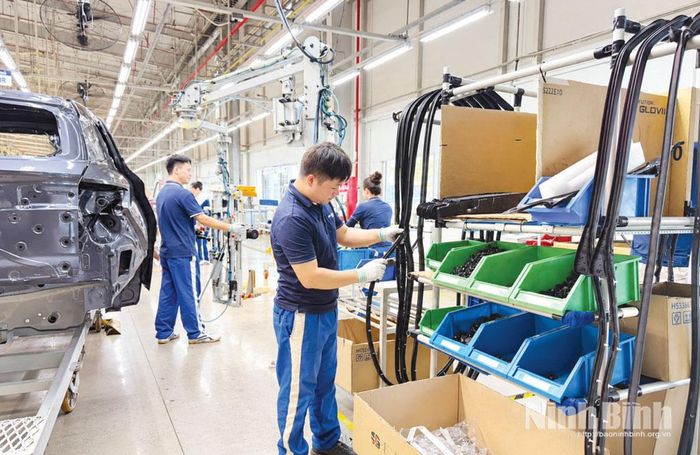 Sản xuất, lắp ráp xe ô tô tại Công ty Cổ phần sản xuất ô tô Hyundai Thành Công (Khu công nghiệp Gián Khẩu).