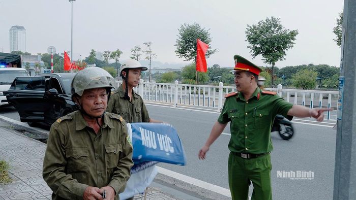 Lực lượng Công an phường Hà Nam tăng cường tuần tra, nắm chắc địa bàn cơ sở, đảm bảo an toàn cho buổi lễ