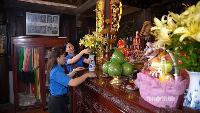 Đoàn viên thanh niên tổ chức lau dọn bàn thờ 10 nữ dân quân pháo phòng không Lam Hạ