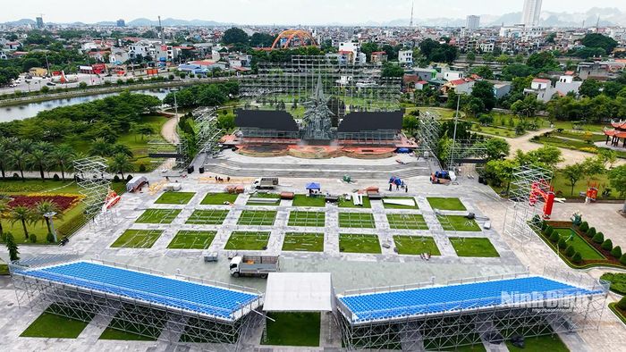 Sân khấu chính tổ chức Lễ Kỷ niệm đang được gấp rút hoàn thiện