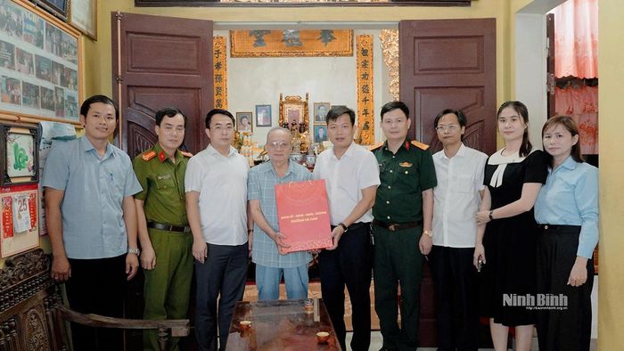 Thường trực Đảng ủy phường Hà Nam thăm, tặng quà thân nhân các gia đình liệt sĩ hy sinh tại trận địa pháo phòng không Lam Hạ