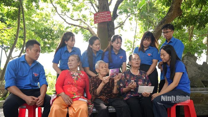 Tuổi trẻ phường Hà Nam trò chuyện với những nhân chứng trận địa pháo phòng không năm xưa