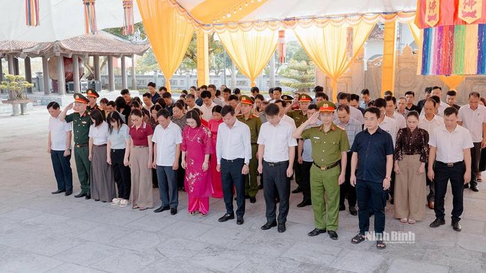 Đoàn đại biểu phường Hà Nam dâng hương, dâng hoa tưởng niệm Chủ tịch Hồ Chí Minh và các anh hùng liệt sỹ nhân kỷ niệm 60 năm ngày hy sinh của 10 nữ dân quân pháo phòng không Lam Hạ