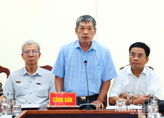 Đại diện các hộ dân sinh sống tại Khu tập thể Xí nghiệp 199, xã Liêm Hà trình bày kiến nghị.