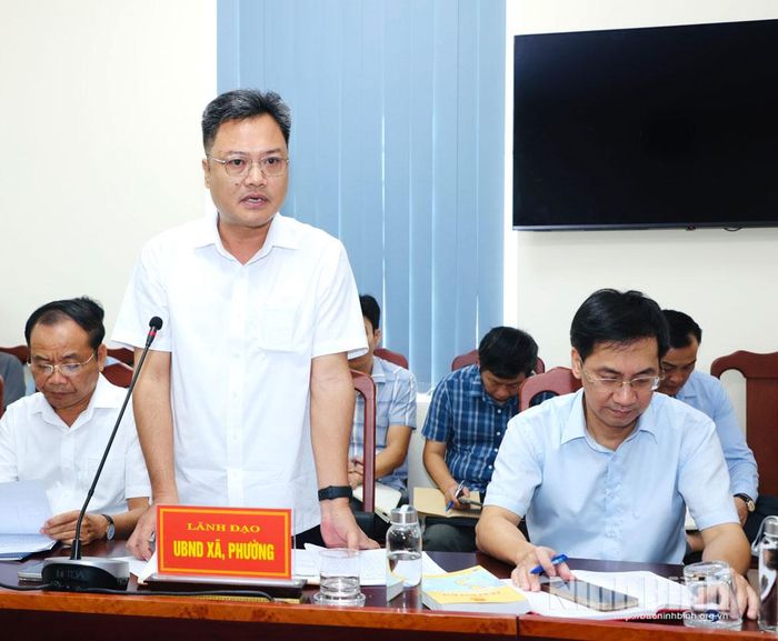 Đồng chí Đỗ Văn Trường, Phó Bí thư Đảng ủy, Chủ tịch UBND xã Liêm Hà phát biểu tại phiên tiếp công dân.