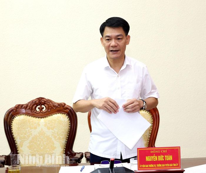 Đồng chí Trưởng Ban Tuyên giáo Tỉnh ủy Nguyễn Đức Toàn báo cáo kết quả, tiến độ triển khai công tác tuyên truyền, kỷ niệm sự kiện.