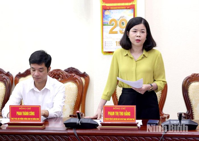 Đồng chí Giám đốc Báo và phát thanh, truyền hình Ninh Bình Phạm Thị Thu Hằng phát biểu tại hội nghị.