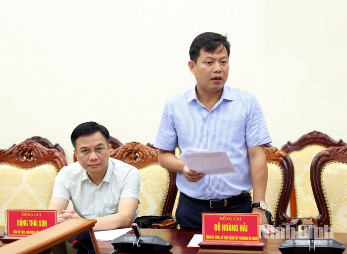 Đồng chí Bí thư Đảng ủy phường Hà Nam Đỗ Hoàng Hải phát biểu tại hội nghị.
