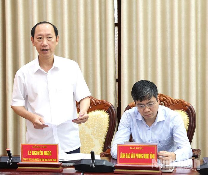 Đồng chí Giám đốc Sở Văn hóa và Thể thao Lê Nguyên Ngọc phát biểu tại hội nghị.