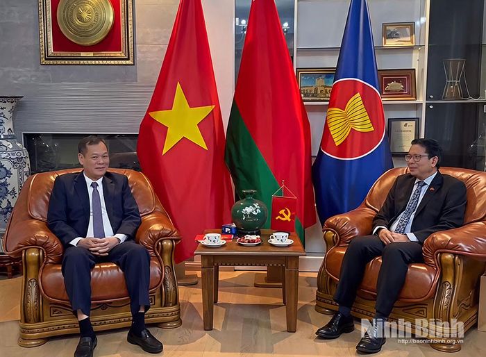 Đồng chí Phó Bí thư Tỉnh ủy, Chủ tịch HĐND tỉnh Lê Quốc Chỉnh thông tin khái quát về tỉnh Ninh Bình.