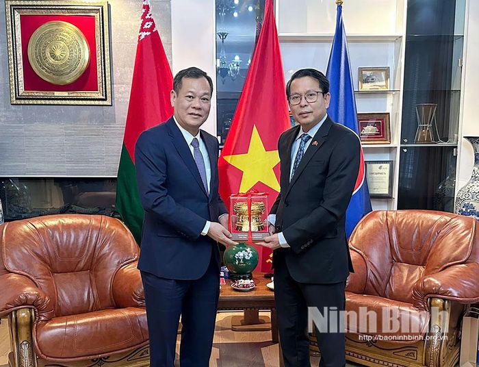 Đồng chí Phó Bí thư Tỉnh ủy, Chủ tịch HĐND tỉnh Lê Quốc Chỉnh tặng quà Đại sứ Đặc mệnh toàn quyền nước Cộng hòa xã hội chủ nghĩa Việt Nam tại Cộng hòa Belarus Nguyễn Văn Trung.