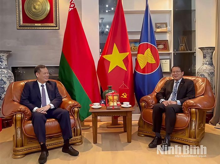 Đại sứ Đặc mệnh toàn quyền nước Cộng hòa xã hội chủ nghĩa Việt Nam tại Cộng hòa Belarus Nguyễn Văn Trung phát biểu chào mừng.