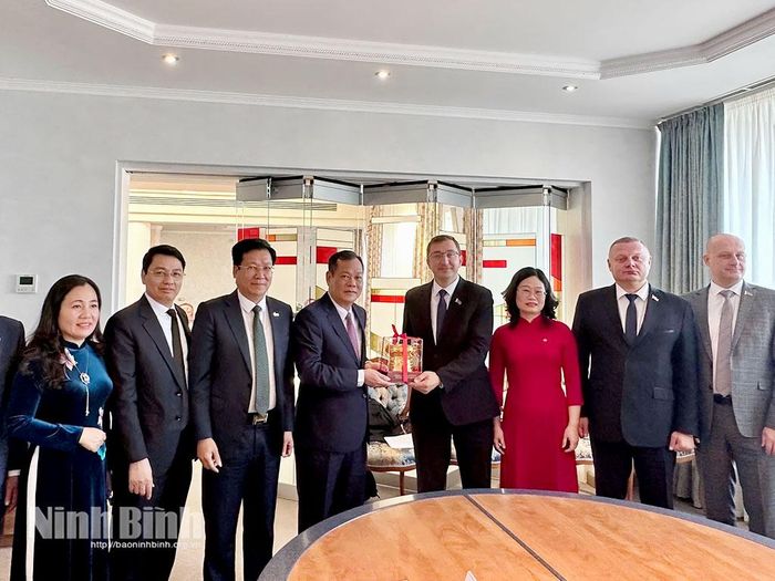 Đồng chí Phó Bí thư Tỉnh ủy, Chủ tịch HĐND tỉnh Lê Quốc Chỉnh tặng quà ông Artyom Nikolayevich, Chủ tịch Hội đồng đại biểu thành phố Minsk.