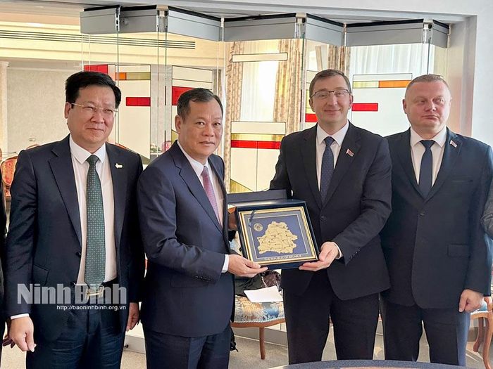 Ông Artyom Nikolayevich, Chủ tịch Hội đồng đại biểu thành phố Minsk tặng quà đồng chí Phó Bí thư Tỉnh ủy, Chủ tịch HĐND tỉnh Lê Quốc Chỉnh.