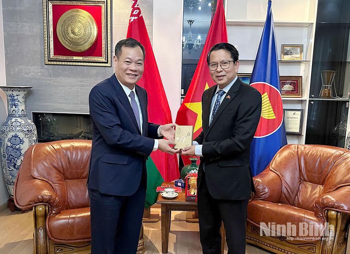 Đại sứ Đặc mệnh toàn quyền nước Cộng hòa xã hội chủ nghĩa Việt Nam tại Cộng hòa Belarus Nguyễn Văn Trung tặng quà đồng chí Phó Bí thư Tỉnh ủy, Chủ tịch HĐND tỉnh Lê Quốc Chỉnh.