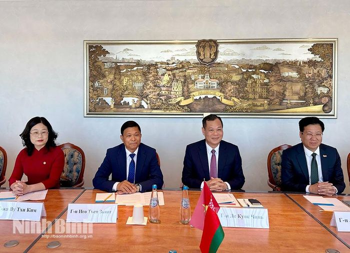 Đồng chí Phó Bí thư Tỉnh ủy, Chủ tịch HĐND tỉnh Lê Quốc Chỉnh và các đại biểu Đoàn công tác tỉnh Ninh Bình tham dự buổi làm việc với Hội đồng đại biểu thành phố Minsk.