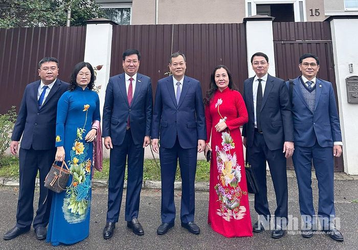 Đoàn công tác tỉnh Ninh Bình chụp ảnh lưu niệm tại Đại sứ quán Việt Nam tại Belarus.