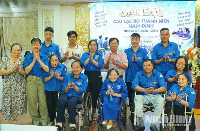 Các đại biểu chụp ảnh lưu niệm cùng Ban Chủ nhiệm Câu lạc bộ Thanh niên khuyết tật Nam Định nhiệm kỳ 2026-2031.