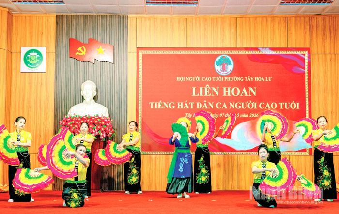Một tiết mục tại Liên hoan “Tiếng hát dân ca người cao tuổi” do Hội Người cao tuổi phường Tây Hoa Lư tổ chức. Ảnh: Ngọc Linh