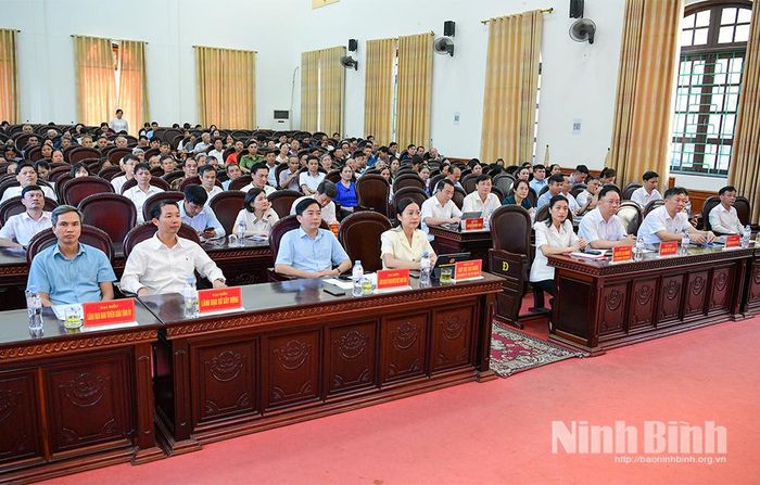 Các đại biểu dự hội nghị tiếp xúc cử tri tại xã Yên Mô.