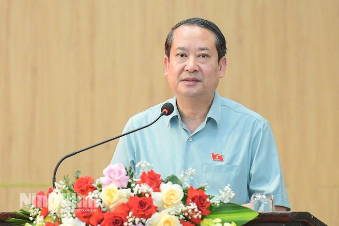 Đồng chí Mai Văn Tuất, Phó Bí thư Tỉnh ủy, Trưởng Đoàn đại biểu Quốc hội tỉnh phát biểu tại hội nghị.