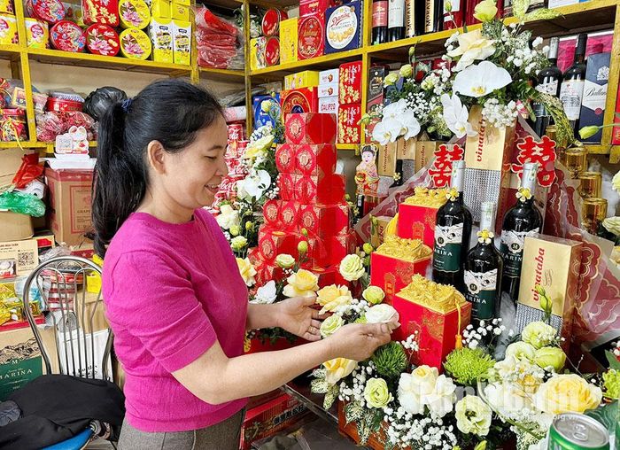 Những mâm lễ được chuẩn bị công phu như một lời chúc phúc của những người làm nghề gửi đến khách hàng.