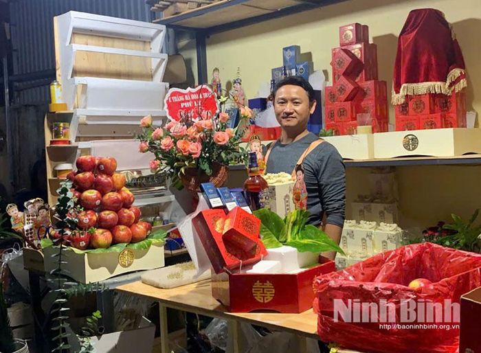 Anh Lê Quang Tú, ở phường Thiên Trường hoàn thiện các mâm lễ vật chuẩn bị giao cho khách hàng.