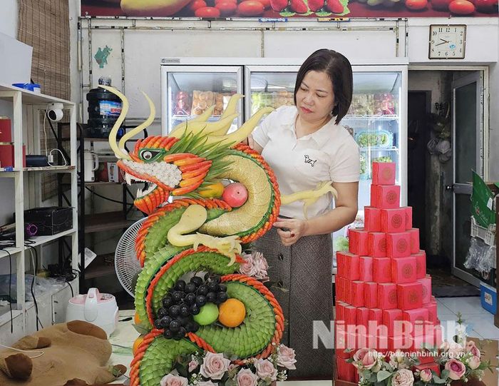 Chị Nguyễn Thị Hương giới thiệu mẫu lễ vật ăn hỏi cho khách hàng.