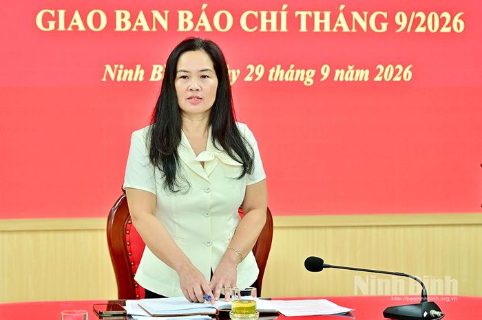 Đồng chí Nguyễn Thị Kim Phượng, Phó Trưởng Ban Tuyên giáo Tỉnh ủy phát biểu tại hội nghị.