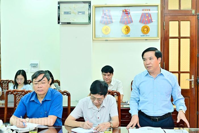 Đồng chí Nguyễn Đình Chuyên, Phó Giám đốc Báo và phát thanh, truyền hình Ninh Bình phát biểu tại hội nghị.