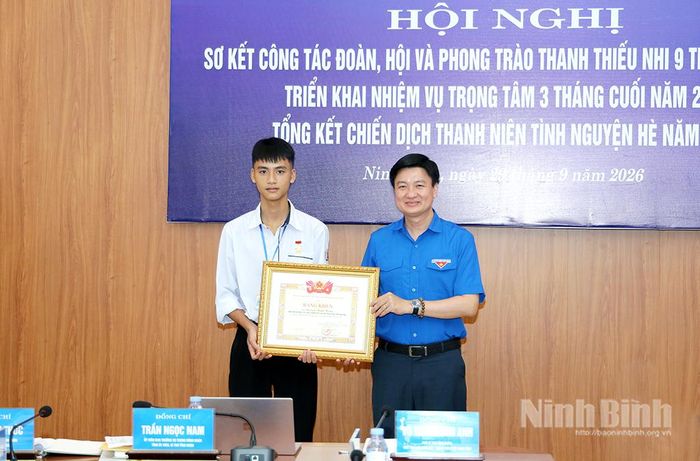 Đồng chí Bí thư Tỉnh đoàn Trần Ngọc Nam trao tặng Bằng khen của Trung ương Đoàn TNCS Hồ Chí Minh cho đoàn viên Nguyễn Mạnh Hùng, Chi đoàn lớp 11B1, Trường THPT B Hải Hậu vì hành động cứu hai em nhỏ bị đuối nước.