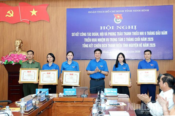 Đồng chí Bí thư Tỉnh đoàn Trần Ngọc Nam trao tặng Bằng khen cho các tập thể có thành tích tiêu biểu trong Chiến dịch Thanh niên tình nguyện hè năm 2026.