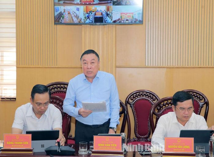 Đồng chí Đinh Văn Tiên, Ủy viên Ban Thường vụ Tỉnh ủy, Giám đốc Sở Nông nghiệp và Môi trường phát biểu tại phiên họp.