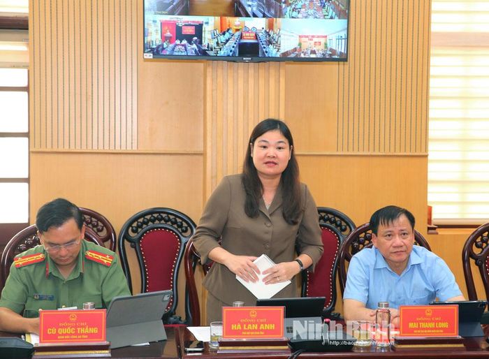 Đồng chí Hà Lan Anh, Tỉnh ủy viên, Phó Chủ tịch UBND tỉnh phát biểu tại phiên họp.